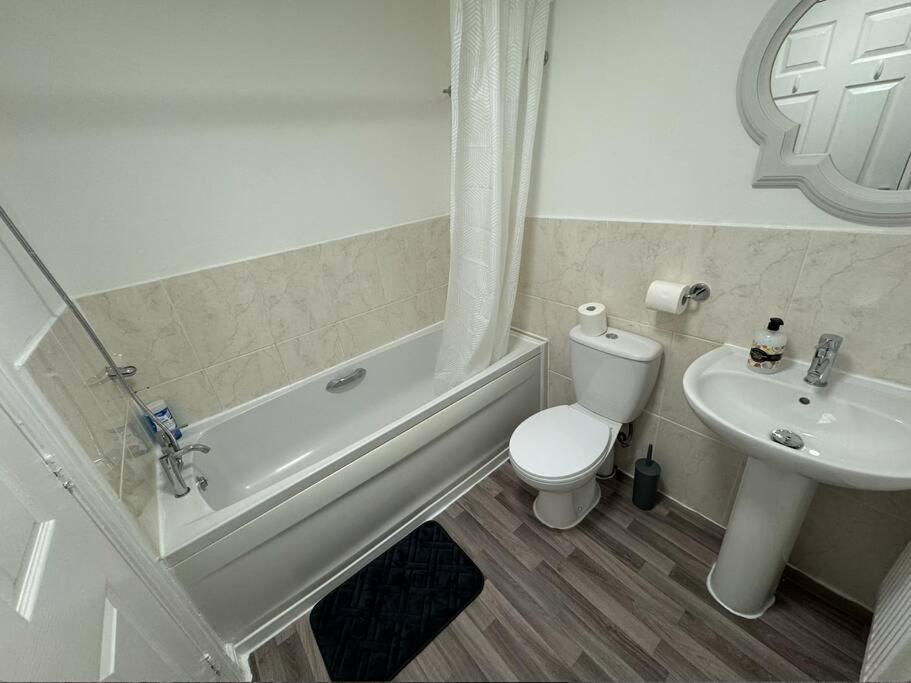웰링버러 Modern Townhouse - 3 Bed 2.5 Bath 2 Private Gated Parking 빌라 외부 사진